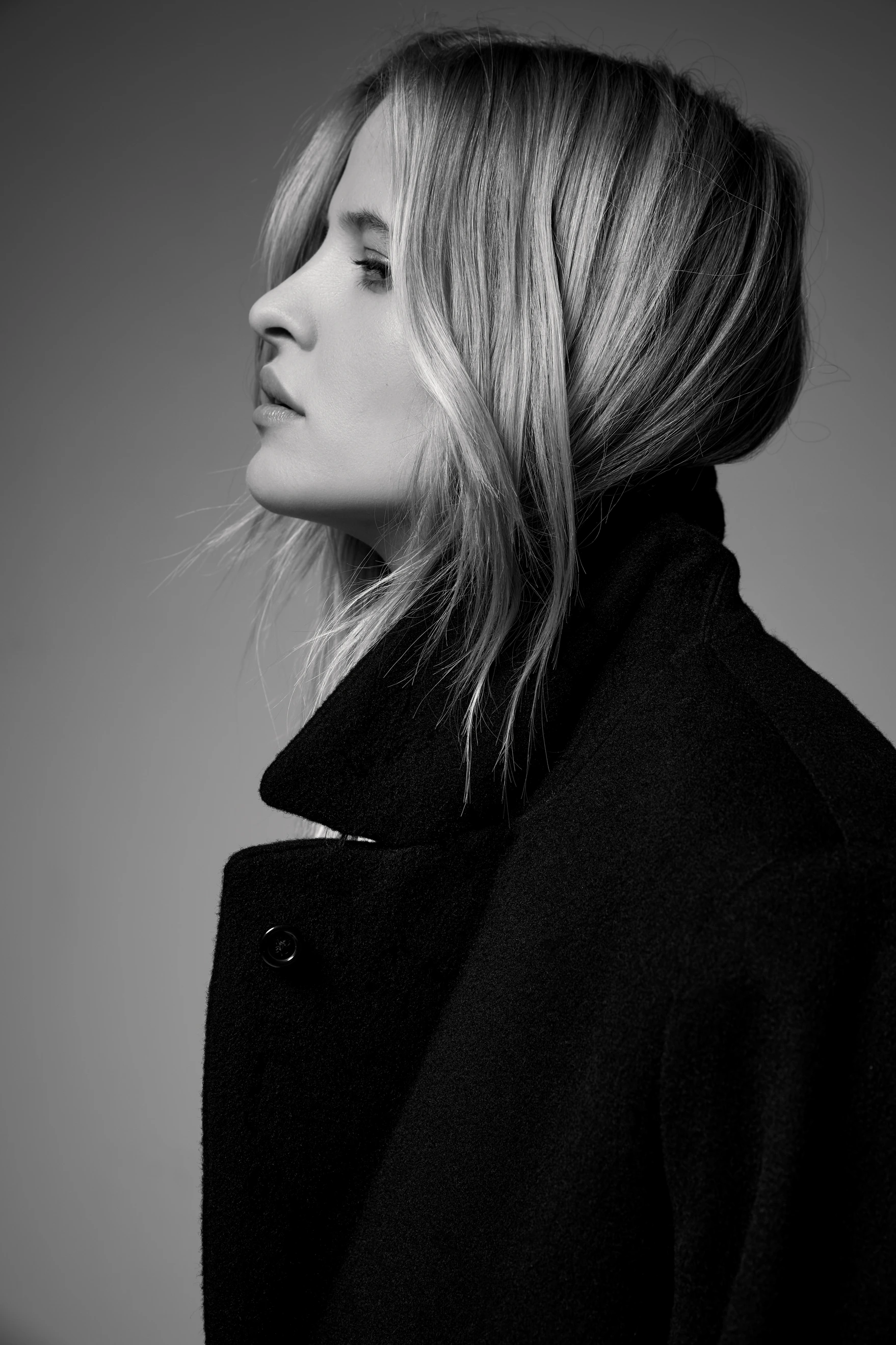 Fashion campaign for LIYA Antwerp photographed in the studio by Rebekka Eliza with model Jolien van Noortgate. Beauty shot en profiel in black and white